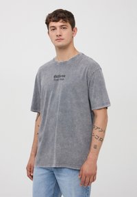 Terranova CON SCRITTA GOTICA FRONTE/RETRO - T-shirt con stampa - grigio