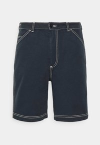 Pantalones cortos azul oscuro con costuras blancas de contraste, que presentan un cierre de botón, dos bolsillos frontales y un diseño de corte recto.