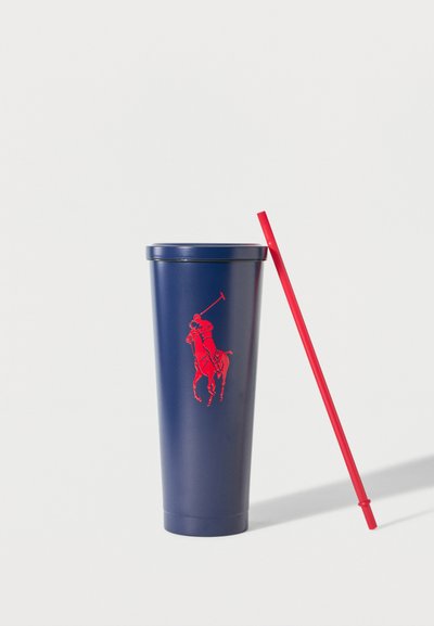 Ψηλό ποτήρι σε ναυτικό μπλε με καπάκι στο ίδιο χρώμα, διακοσμημένο με κόκκινο λογότυπο παίκτη πόλο, συνοδευόμενο από κόκκινο επαναχρησιμοποιούμενο καλαμάκι με γωνιώδη σχεδίαση σε λευκό φόντο.