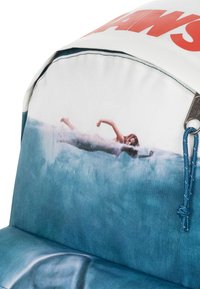 Eastpak DAY PAK'R - Mochila - jaws poster