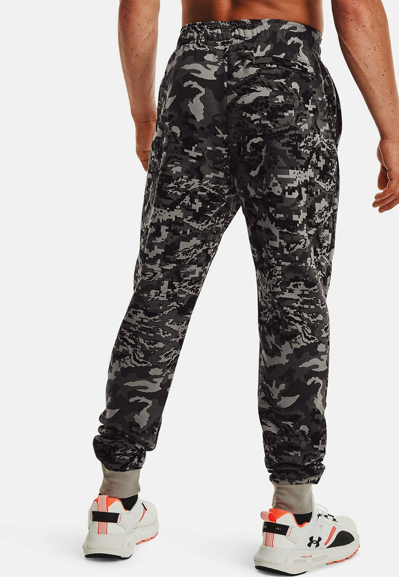 Under Armour RIVAL FLEECE CAMO - Tracksuit bottoms - concrete/grey -  Zalando.de