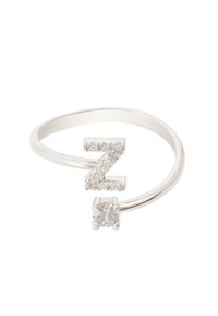 Anillo de plata con una "Z" mayúscula incrustada con pequeñas piedras transparentes, complementado por un solo cristal redondo similar a un diamante. Diseño elegante y minimalista.
