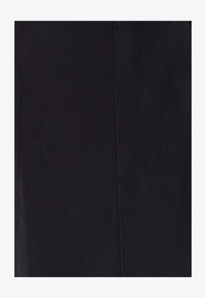 Čierna tkanina s hladkým povrchom, so jemným diagonálnym vzorom a kontrastným šitím, s priliehavým dizajnom a bez viditeľného kovania.