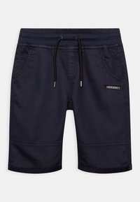 Námořnické modré kraťasy vyrobené z měkké, pružné tkaniny. Disponují elastickým pasem se šňůrkou, bočními kapsami a logem na patce.