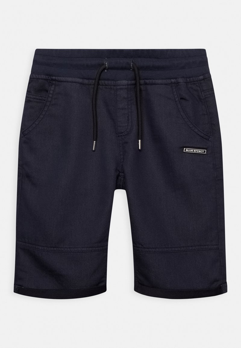 Námořnické modré kraťasy vyrobené z měkké, pružné tkaniny. Disponují elastickým pasem se šňůrkou, bočními kapsami a logem na patce.