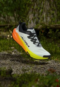 Επιλέχθηκε, ice/black/safety yellow