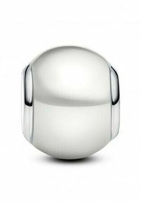 Strieborná guľatá korálka s hladkým, lesklým povrchom. Má jemné krivky a bezšvový dizajn, pripomínajúci leštený mramor.