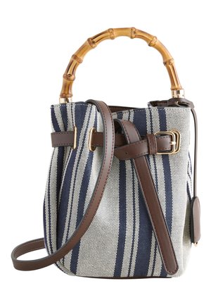 Blau-weiß gestreifte Stofftasche mit braunen Lederriemen, goldener Schnalle und gebogenem Bambusgriff auf weißem Hintergrund.