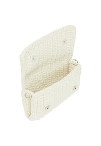 Hæklet clutch taske i cremehvid, med ribbet tekstur, magnetisk snaplukning og hardware-detaljer i sølvfarve.