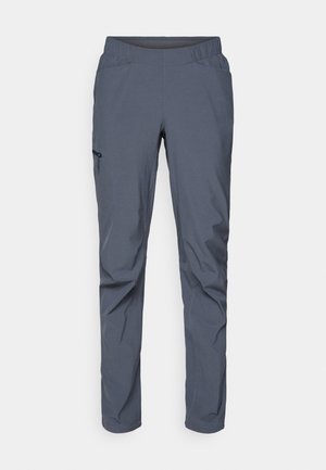 Pantalones de rendimiento grises con cinturilla elástica, dos bolsillos frontales y un bolsillo lateral con cremallera. Textura suave y corte ajustado.