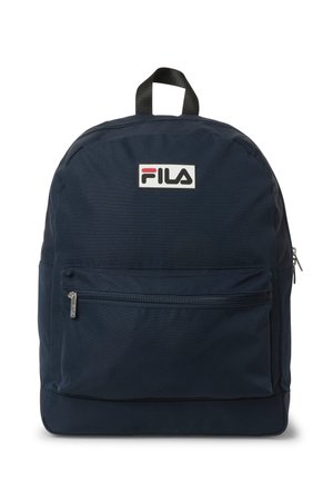 Mochila azul marino de Fila con bolsillo delantero con cremallera, asa superior y parche con el logo de Fila en la parte superior central del frente.