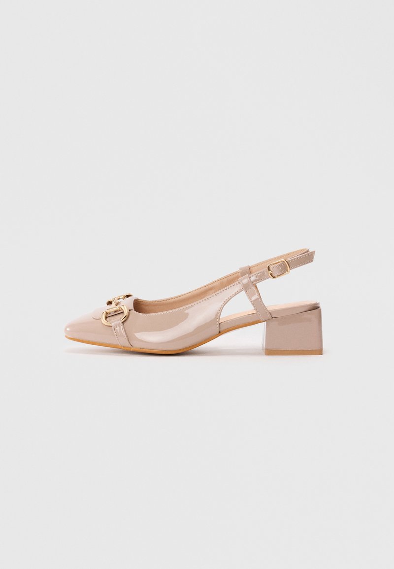 Sandal de couro patente bege com salto bloco, bico fino e detalhe de fivela dourada no topo.