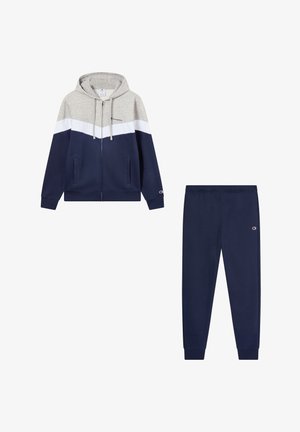Szary i granatowy hoodie z zamkiem, biały pasek, przednie kieszenie; pasujące granatowe dresy z elastycznym pasem i haftowanym logo na biodrze.