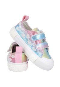 Zapatillas coloridas con una parte superior brillante y multicolor que presenta tonos rosas y azules, lunares blancos y tiras de Velcro. Suela de goma blanca.