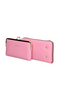 Set di portafogli in pelle rosa composto da una pochette con zip e un portafoglio con clip. Entrambi presentano una finitura testurizzata e dettagli in metallo dorato.