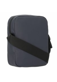 Borsa blu navy realizzata in materiale texturizzato, di forma rettangolare, con una tracolla nera regolabile e chiusura a zip.