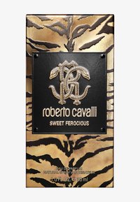 La caja del perfume Roberto Cavalli Sweet Ferocious presenta un diseño de estampado de tigre en dorado y negro, con una placa negra que exhibe el logo y el nombre de la marca.