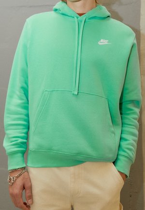 Hoodie Nike vert menthe avec une poche kangourou à l'avant, un capuchon avec cordon de serrage et des poignets côtelés. Fabriqué en tissu doux et texturé.