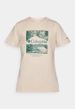 T-shirt beige à manches courtes avec un graphique de montagne verte et de rivière, logo "Columbia" et texte "Sportswear Company" à l'avant.