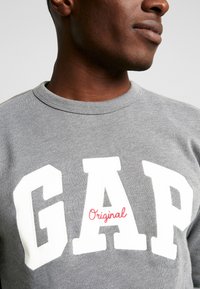 GAP ORIGINAL ARCH CREW - Camisola - charcoal grey
