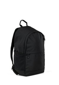 Zaino nero realizzato in tessuto resistente, con una parte superiore arrotondata, spallacci imbottiti, una tasca frontale e una tasca laterale in rete.