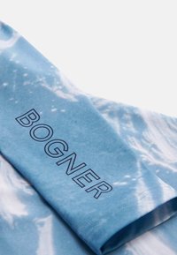 Blå tie-dye langærmet skjorte med "BOGNER" trykt i mørkeblå på ærmet. Blødt stof med en glat tekstur og normal pasform.