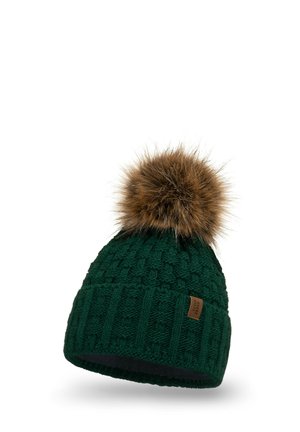 Bonnet en tricot vert avec une texture épaisse, présentant un pompon en fausse fourrure marron sur le dessus et une petite étiquette en cuir sur le côté.