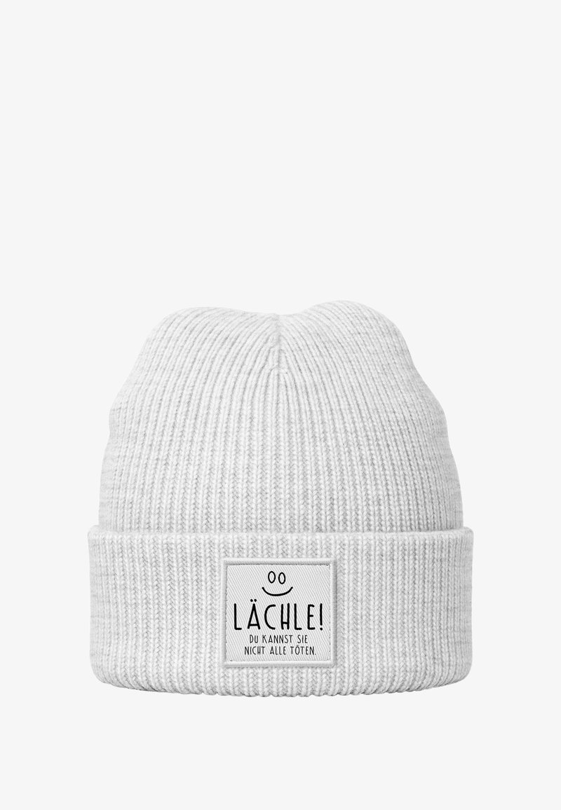 Graue gestrickte Mütze mit geripptem Muster, versehen mit einem weißen rechteckigen Aufnäher mit dem Text "LÄCHLE!" und einem Smiley.