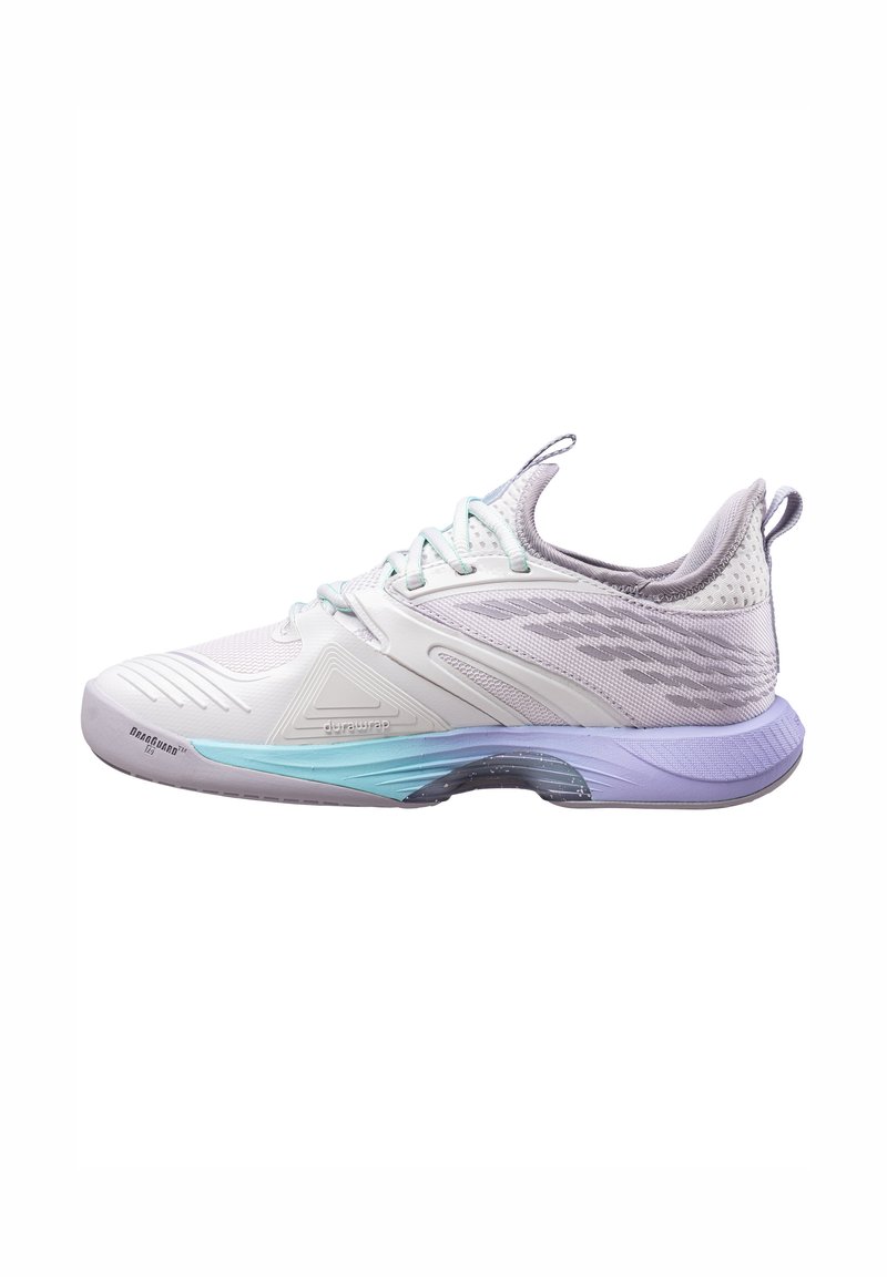 Scarpe da ginnastica bianche con tomaia in rete strutturata, suola sfumata da blu a viola e punta rinforzata. Presentano un design con lacci sicuro.
