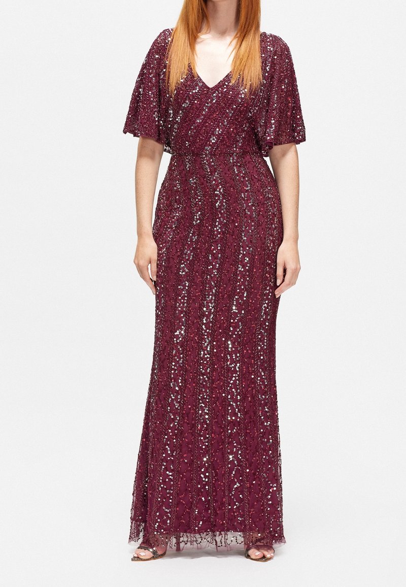 Robe maxi en sequins bordeaux avec un décolleté en V, des manches courtes flottantes et une taille cintrée, ornée d'un motif floral scintillant.