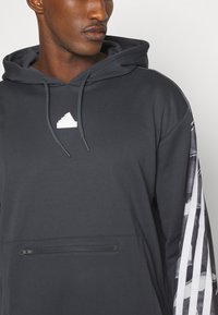 adidas Sportswear FUTURE ICONS - Luvtröja - carbon