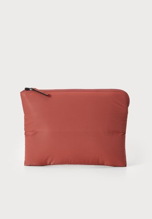 Borsa rossa imbottita con una texture liscia, dotata di chiusura con zip superiore e angoli arrotondati. Design semplice, ideale per organizzare piccoli oggetti.