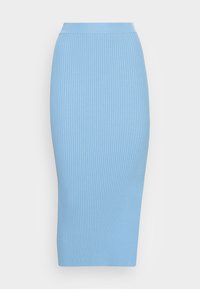 Saia midi em tricot canelado azul claro, com silhueta ajustada, apresentando uma cintura alta e textura vertical em toda a peça.