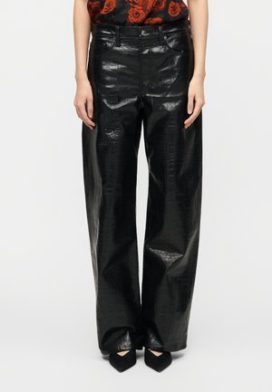 Μαύρο, φαρδύ παντελόνι από γυαλιστερό ψεύτικο δέρμα με υφή κροκοδείλου, με ψηλή μέση και μπροστινές τσέπες.