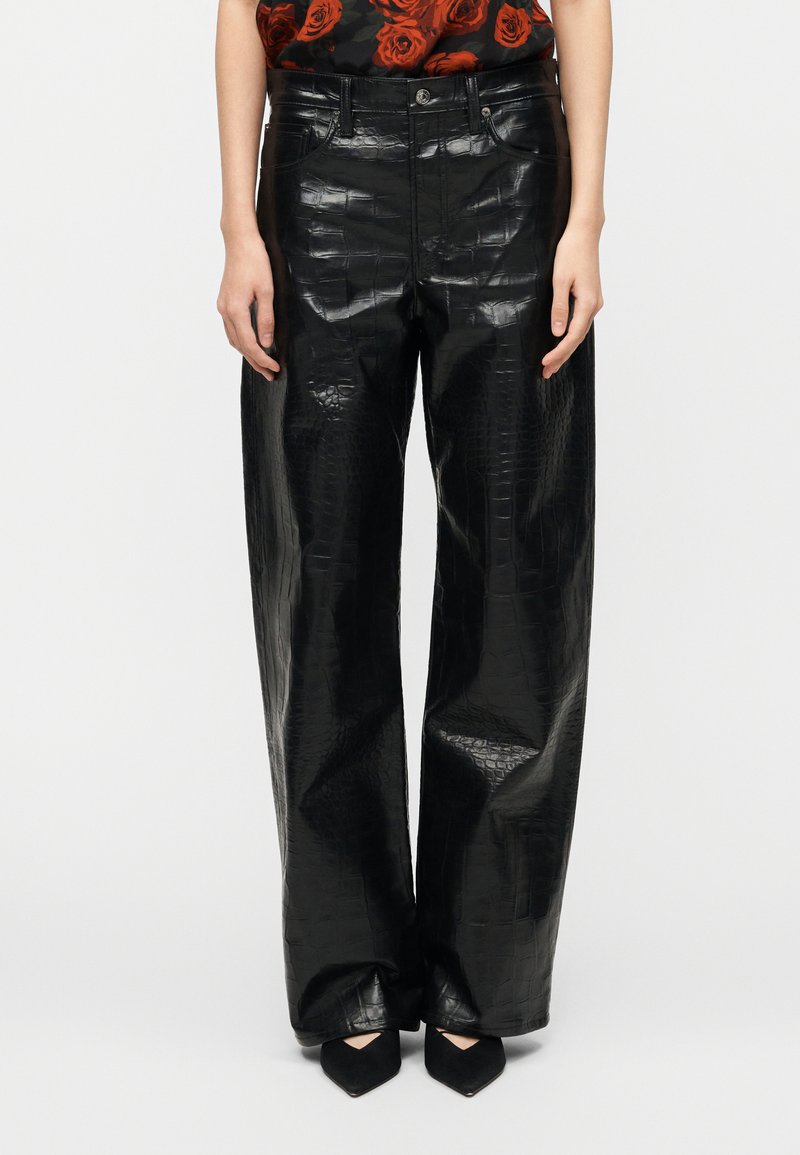 Μαύρο, φαρδύ παντελόνι από γυαλιστερό ψεύτικο δέ ρμα με υφή κροκοδείλου, με ψηλή μέση και μπροστινές τσέπες.
