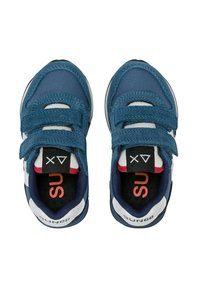Un paio di sneaker per bambini blu e bianche con doppie chiusure a strappo, suole nere con testo rosso e nome del marchio sul tallone.