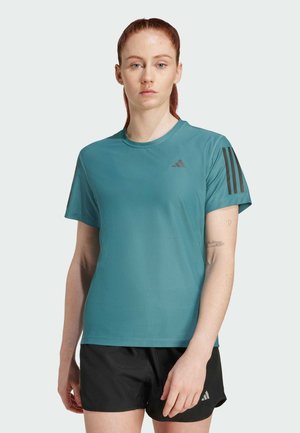 Camisa deportiva de manga corta en color azul verdoso con textura de malla, que presenta tres rayas negras en el hombro izquierdo y un pequeño logo en el pecho.