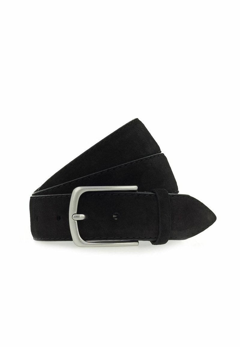 Cinturón de ante negro con hebilla rectangular plateada y extremo puntiagudo, con costura contrastante a lo largo del borde para un detalle adicional.
