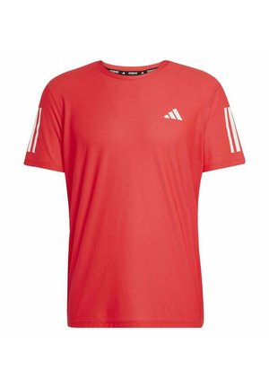 Camiseta atlética roja hecha de un tejido ligero, con cuello redondo, mangas cortas y rayas verticales blancas en cada manga.