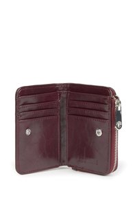 Portefeuille en cuir bourgogne avec plusieurs emplacements pour cartes, fermeture zippée, texture lisse et petit détail en argent. L'intérieur est doublé.