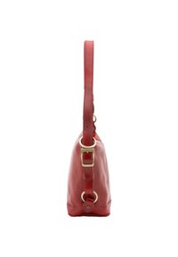 Sac à épaule en cuir rouge avec un fond plat, une bandoulière réglable et des accents en métal doré. Texture lisse et design minimaliste.