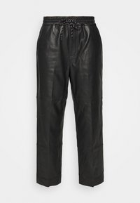 Schwarze Lederhosen mit elastischem Bund und Kordelzug. Das Design verfügt über gepanzerte Abschnitte und gerade Beine, die eine glatte Textur präsentieren.