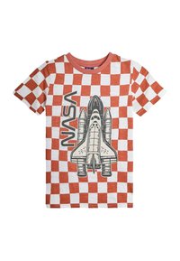 Rød og hvid ternet kortærmet t-shirt med et grafisk motiv af en raket og "NASA" tekst i fede bogstaver. Vaskbart bomuldsstof, rund halsudskæring.