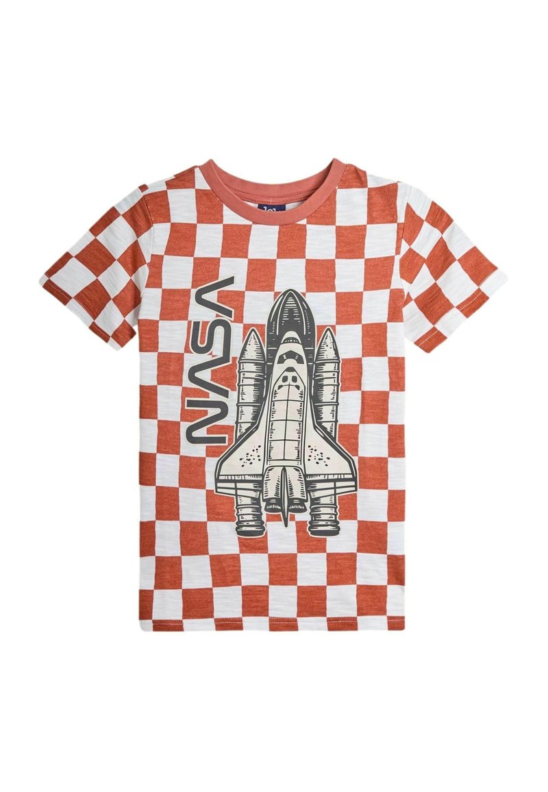 Rød og hvid ternet kortærmet t-shirt med et grafisk motiv af en raket og "NASA" tekst i fede bogstaver. Vaskbart bomuldsstof, rund halsudskæring.