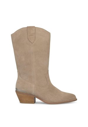Botte de cowboy en suede beige avec un bout pointu, un tige mi-haute et un talon empilé. Présente des détails de couture et une ouverture supérieure arrondie.