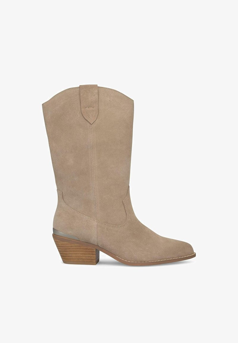 Bota de cowboy de ante marrón con punta afilada, caña de altura media y tacón apilado. Presenta detalles de costura y una abertura superior redondeada.