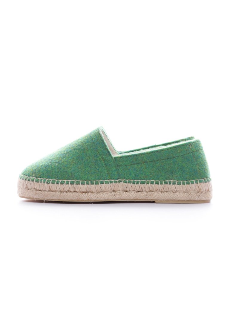Zapato tipo slip-on verde de fieltro con suela de yute, punta redondeada y bordes cosidos. Presenta una textura suave y un diseño sencillo.