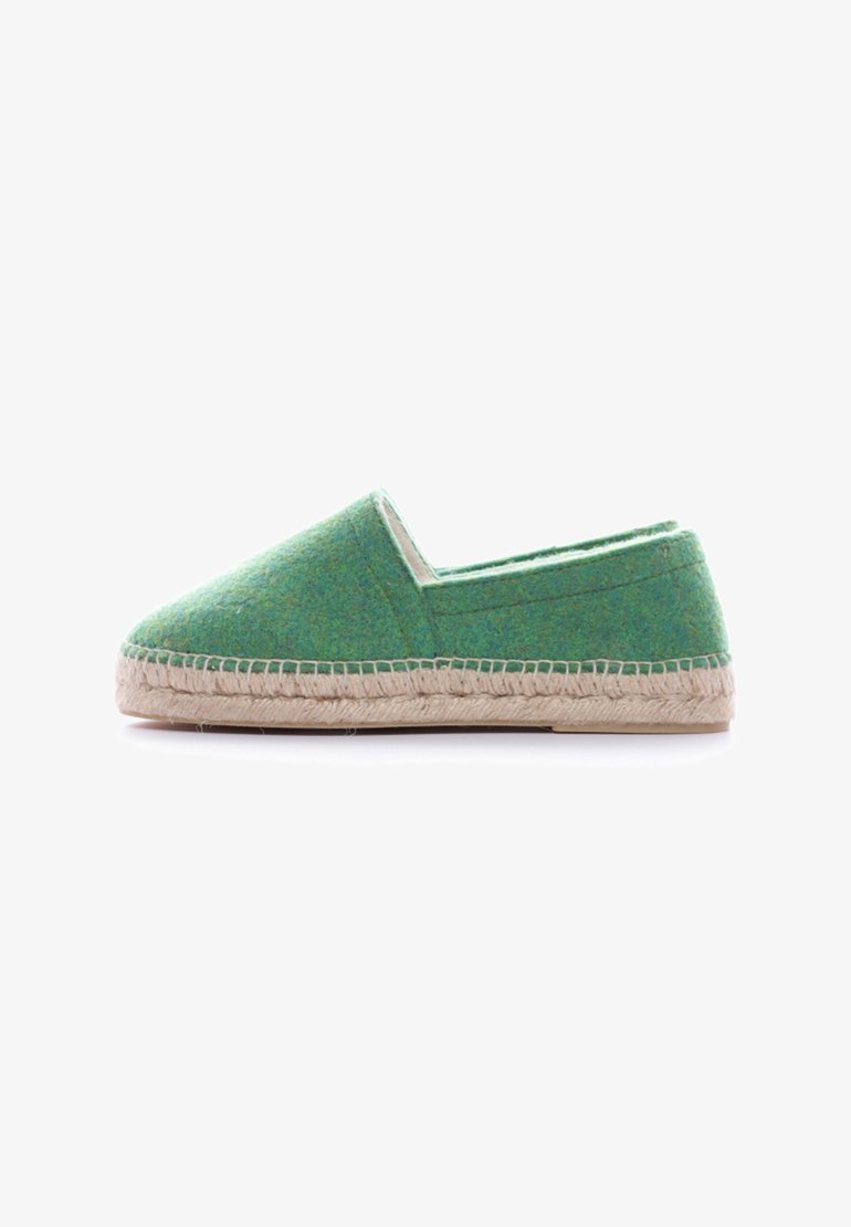 Zapato tipo slip-on verde de fieltro con suela de yute, punta redondeada y bordes cosidos. Presenta una textura suave y un diseño sencillo.