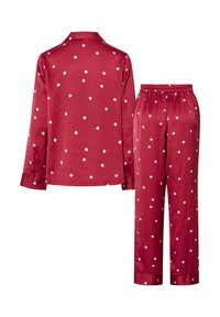 Ensemble de pyjama long en satin rouge avec des motifs de cœurs blancs, chemise avec col et poignets boutonnés, et pantalons à taille élastique avec ourlets côtelés.
