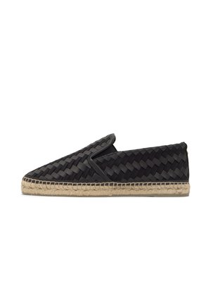 Espadrilla negra tejida tipo slip-on con suela trenzada de yute y punta redondeada, diseñada para uso casual.